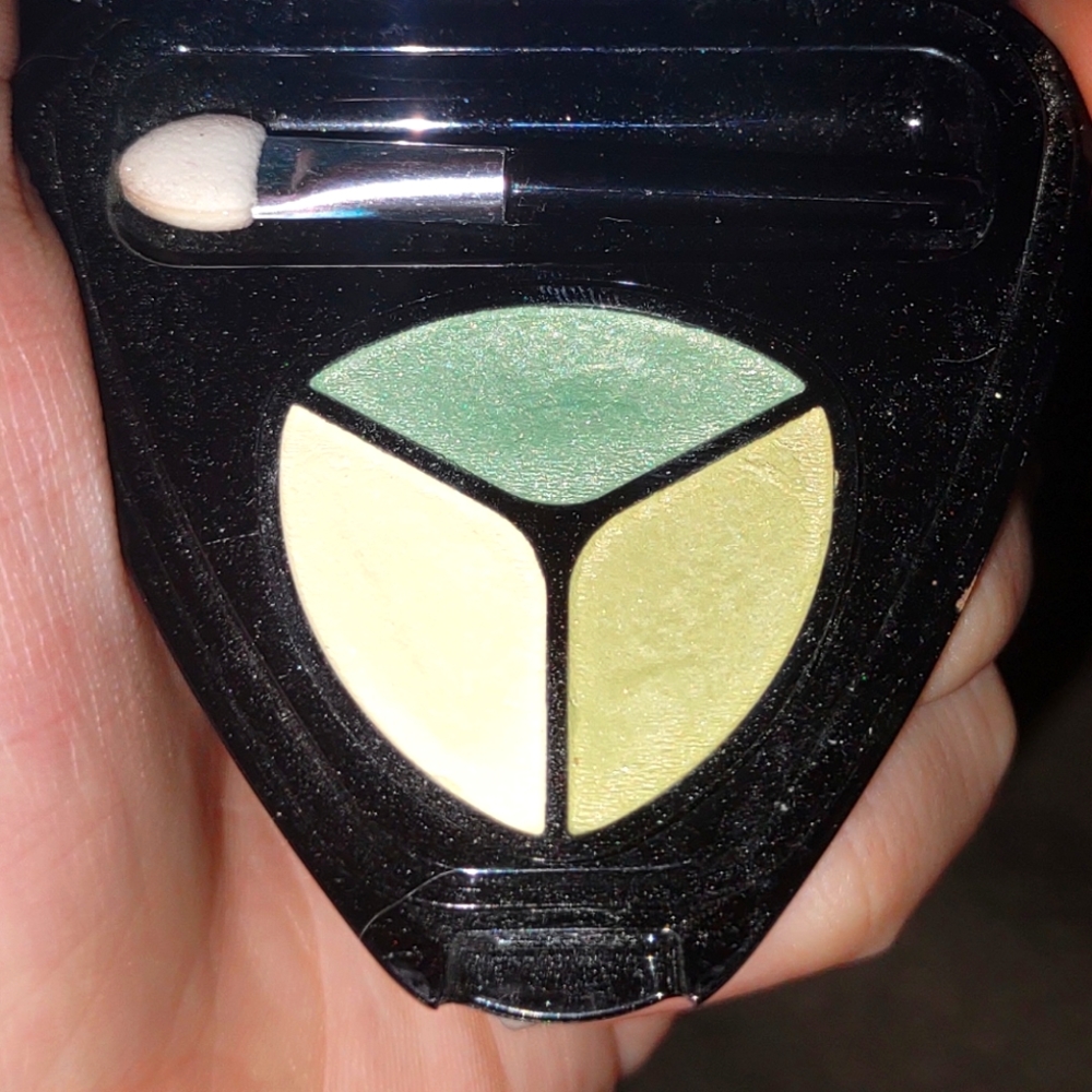 3 shades of green eyeshadow